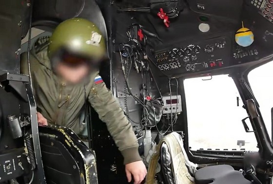    Летчик в кабине вертолета радиоэлектронной борьбы ВКС России