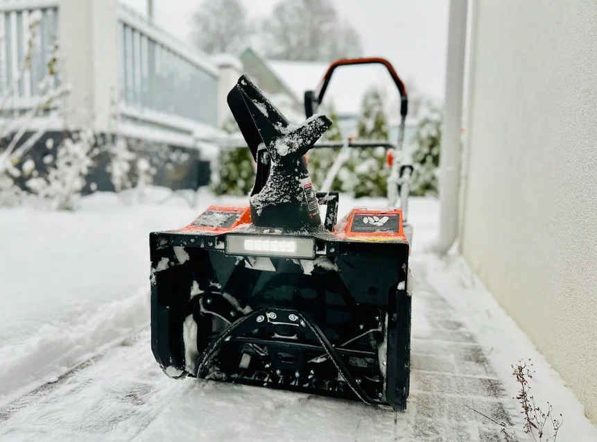 На фотографии снегоуборщик YARD FOX BASIC 4625E мощностью 1,2кВт и весом 15 кг