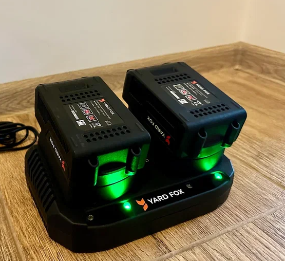 В комплексе поставки YARD FOX BASIC 4625E: 2 аккумулятора 4 А*ч и 1 зарядное устройство на 2 батареи 20В, 4А 