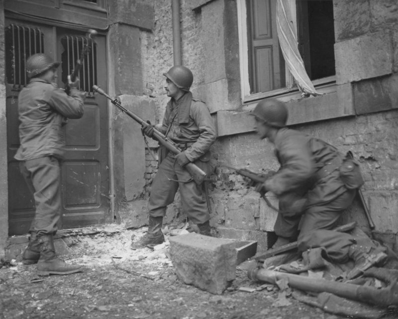 Солдаты США пытаются штурмовать дом. Но окно никто не прикрывает