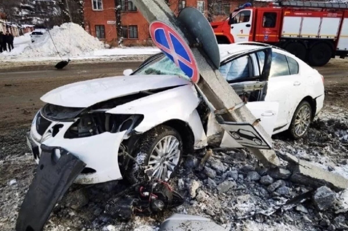    Водитель «Лексуса» въехал в столб на Московском тракте