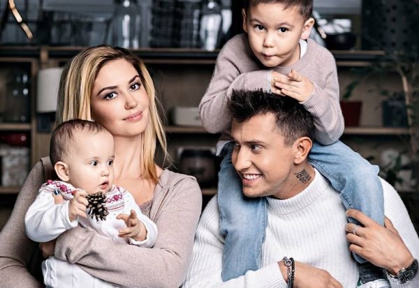    Павел Прилучный и Агата Муцениеце с детьми. Фото ok-magazine.ru