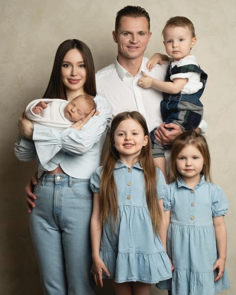    Анастасия Костенко и Дмитрий Тарасов с детьми, фото: соцсети