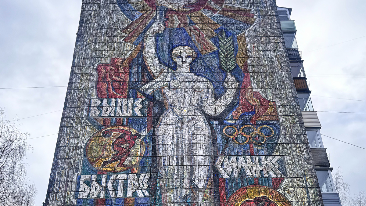Мозаичное панно «Быстрее, выше, сильнее!» украшает жилой дом в Московском районе города