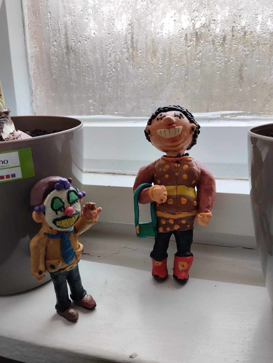 Персонажи игры. Вова лепит героев популярной игры.