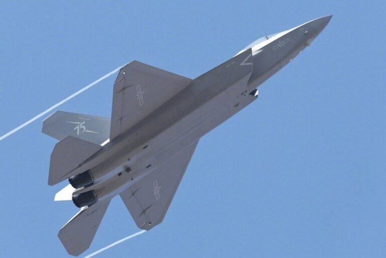  J-35A в Полёте на авиасалоне в Чжухае. Источник — https://dzen.ru/a/Zy3xhtdcdm9L17lL