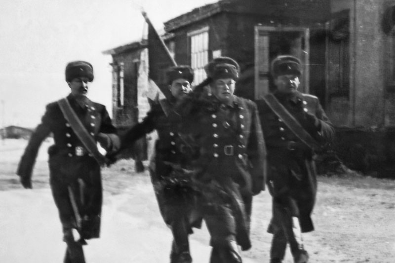 Фото со знаменем полка, найденное в группе служивших здесь в Одноклассниках.