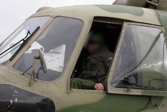    Летчик в кабине вертолета радиоэлектронной борьбы ВКС России