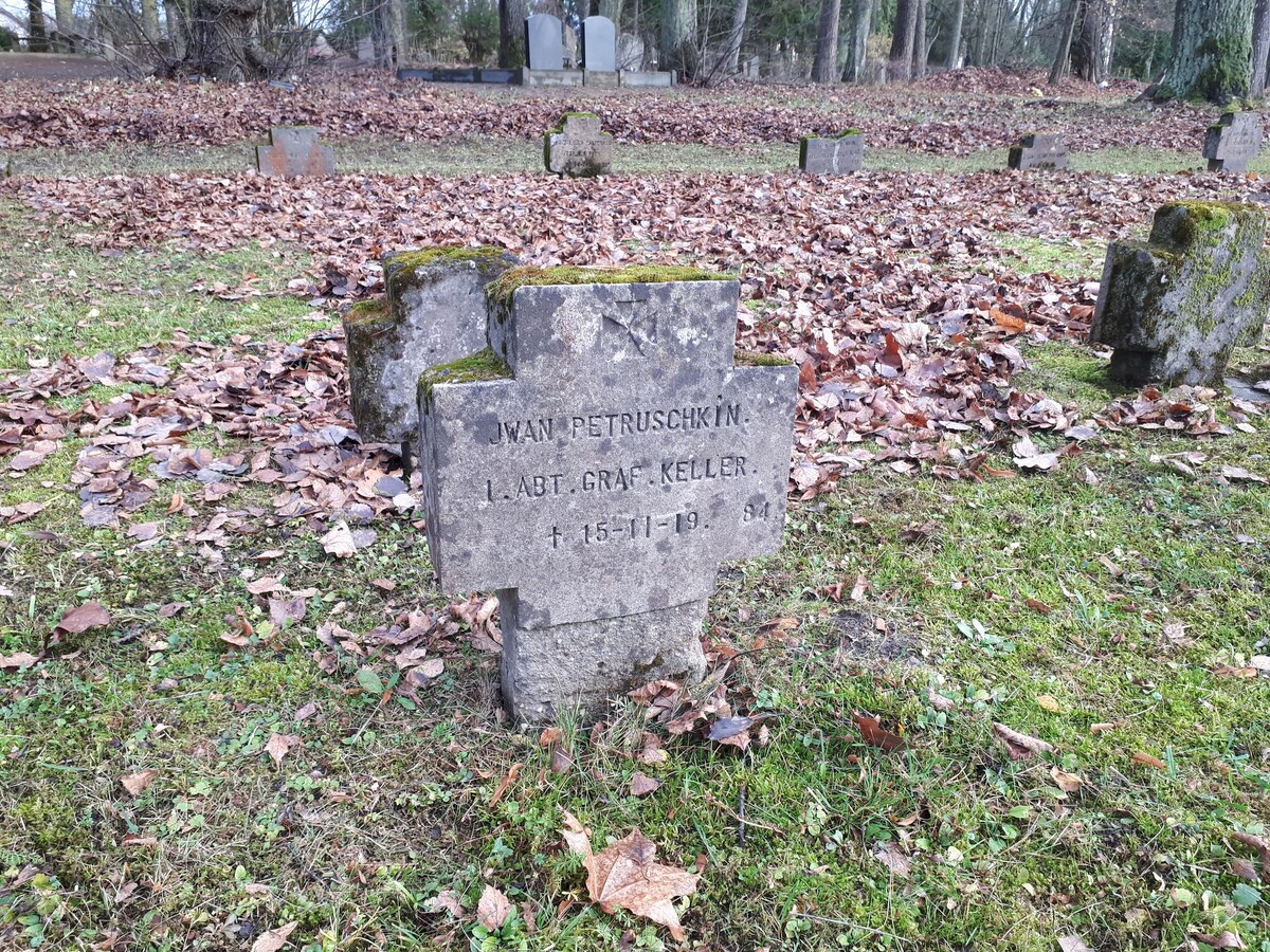 Крест на могиле бермонтовца Ивана Петрушкина на Немецком кладбище на улице Миера в Елгаве. Фото: Александр Ржавин, ноябрь 2019 года.