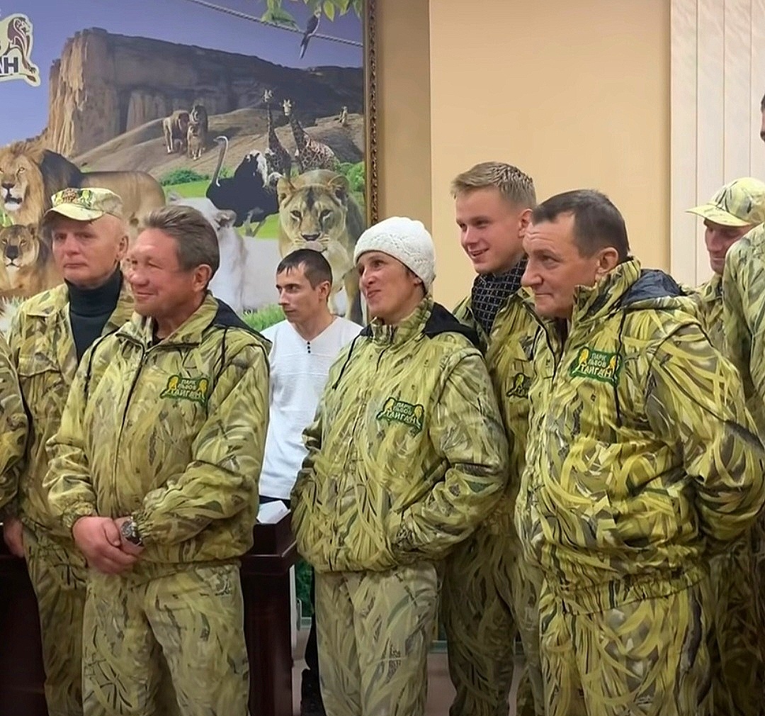 Киперы парка «Тайган» На фото так же присутствуют сын Зубкова и кипер Леокадия