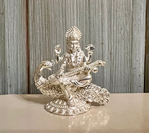 
Это небольшая серебряная статуэтка Сарасвати, которую я приобрела себе, путешествуя по Индии