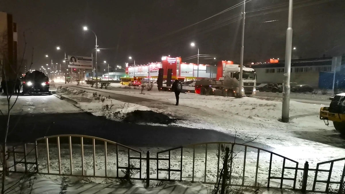    В сургутском дворе уложили асфальт прямо на снег