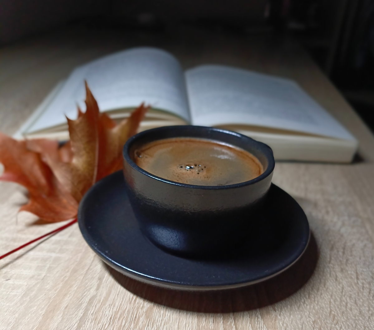 Утреннее чтение за чашечкой кофе.