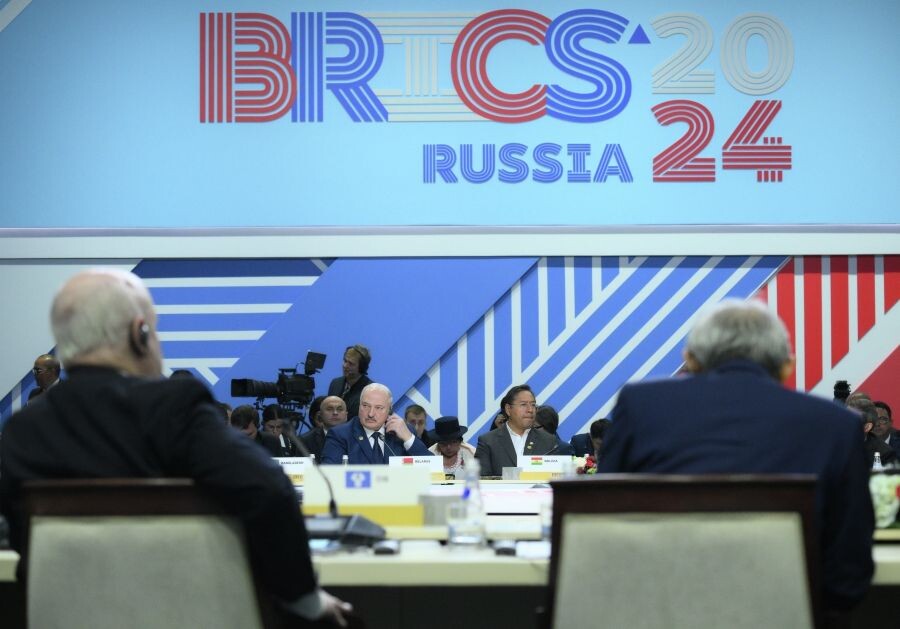    Президент Белоруссии Александр Лукашенко на пленарном заседании XVI саммита БРИКС в формате «аутрич» / «БРИКС плюс». / Источник: © Рамиль Ситдиков/Фотохост-агентство brics-russia2024.ru