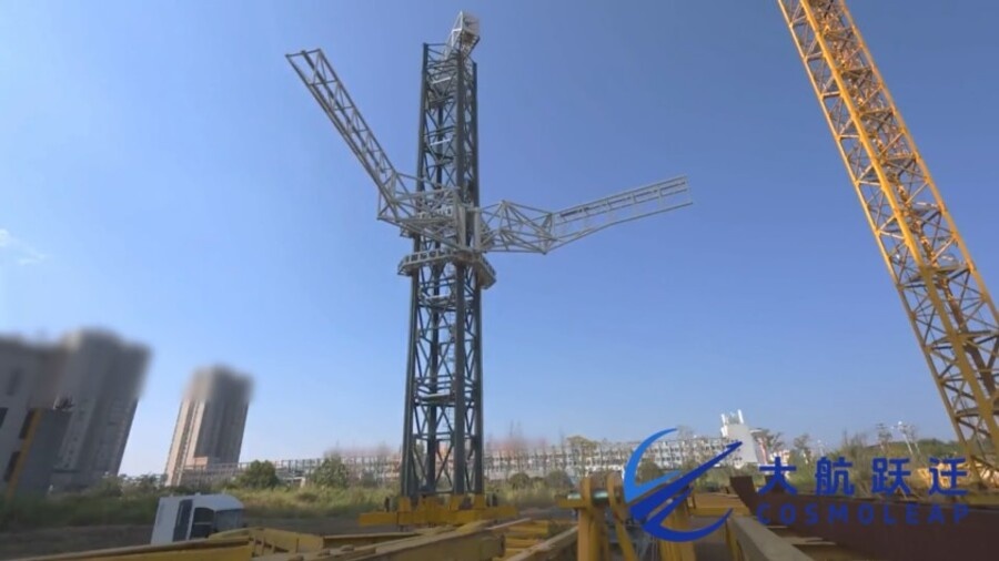    CosmoLeap — испытательная конструкция стартово-посадочной башни с манипуляторами