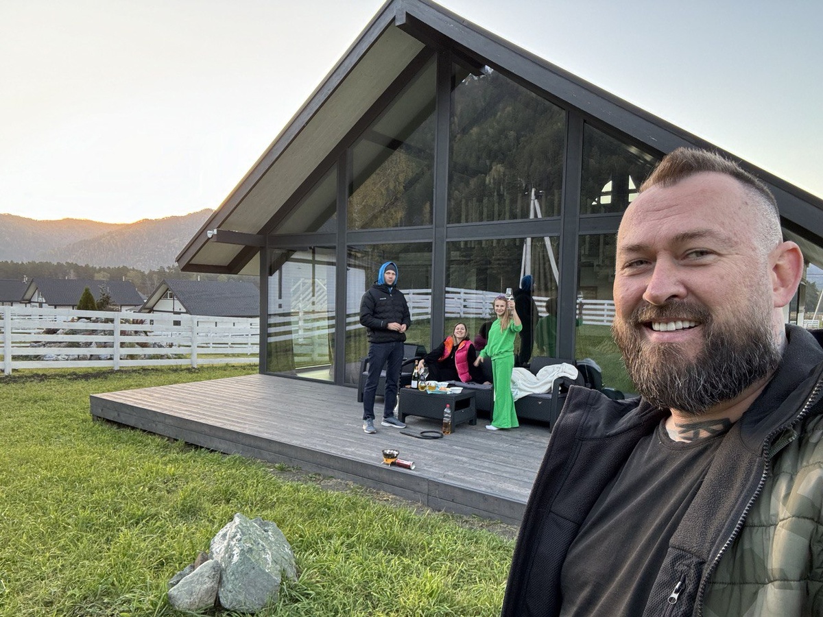 Мы с женой и друзьями на даче на Алтае.