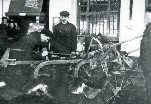 Рабочие завода "Красный Пахарь", 1928 год. фото из rg.ru