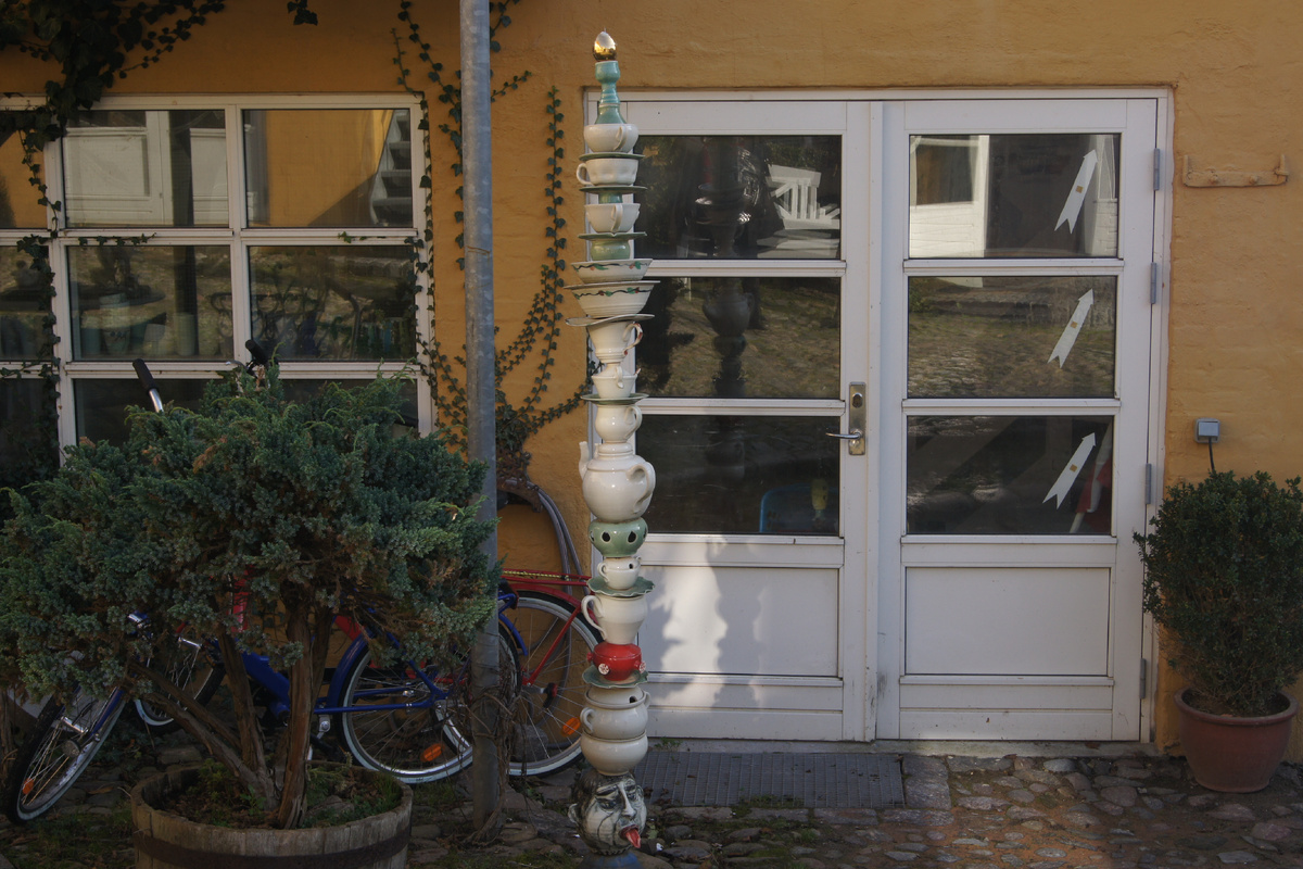 Дворик в датской деревне, чьих то мастеров креативный арт-объект