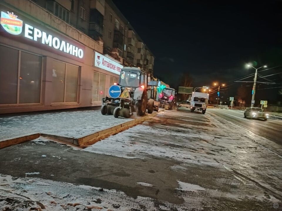    Уборка дорог. Источник: пресс-центр администрации Барнаула