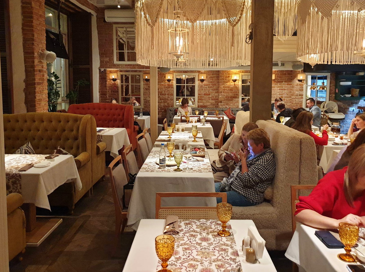 Общий вид зала грузинского ресторана "Ткемали"