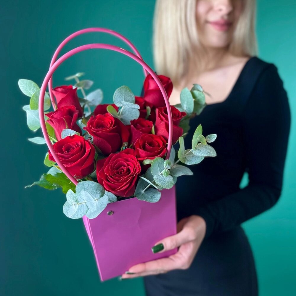 Букет с красными розами и эвкалиптом в сумочке