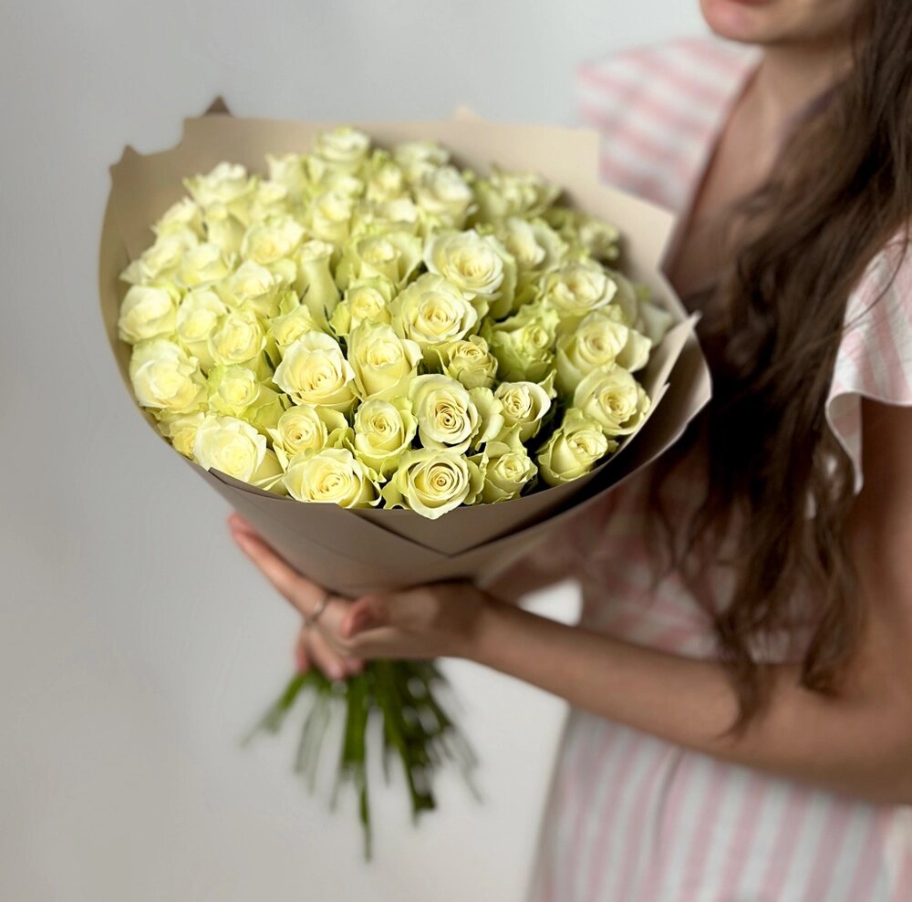 Букет цветов из 51 белой розы Кении - www.moscvetok.ru