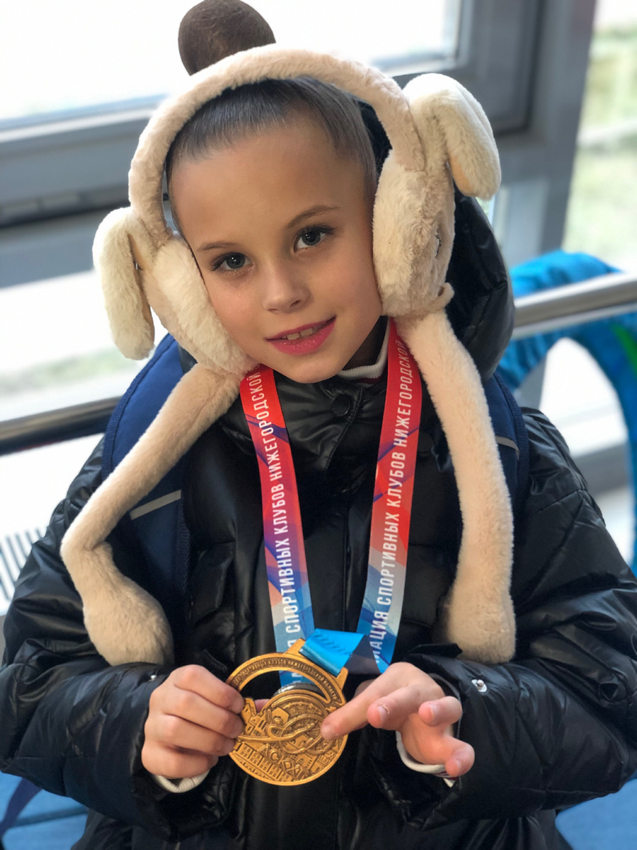 Средне-старшая. Первая медаль в групповом упражнении. 