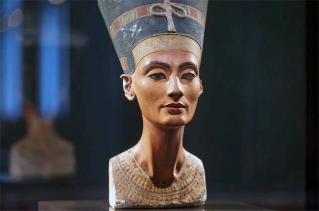    Бюст царицы Нефертити (около 1340 г. до н. э.) выставлен в Новом музее. Фото:  www.globallookpress.com