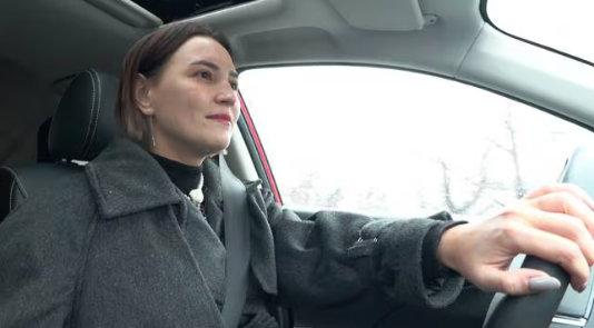 Valeria Tsjernigina kjører sin nye bil. Foto: Jurij Linkevitsj