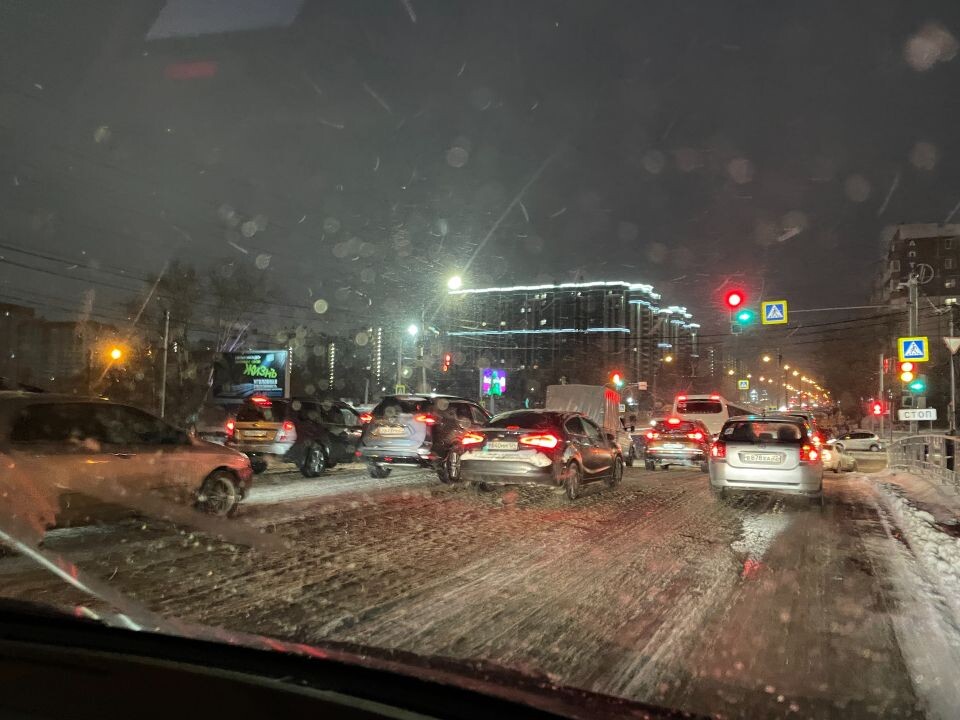    Пробки. Авто. Снегопад.. Источник: Виталий Барабаш