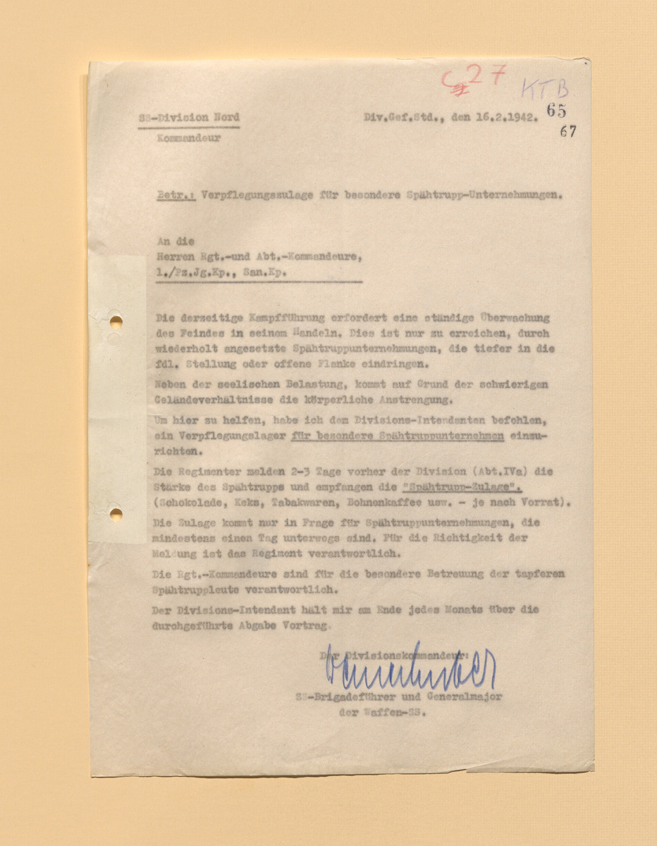 Основное: Сложившаяся обстановка требует постоянного наблюдения за действиями противника. Для этого необходимо периодически вести разведку у него в тылу или на открытых флангах. Труднопроходимая местность, помимо эмоционального напряжения, накладывает и физическую нагрузку. Я приказываю интенданту дивизии организовать продсклад для личного состава, выполняющего особые разведывательные задачи. Полки за 2-3 суток до выхода в разведку направляют в отдел снабжения дивизии заявку с указанием численности разведгруппы и получают «Разведдобавку» (шоколад, печенье, табачные изделия, кофе и т.д.) – в зависимости от запасов. Она действует только в тех случаях, когда разведгруппа выдвигается не менее, чем на сутки. Командиры полков несут ответственность за обеспечение храбрых разведчиков. По окончании каждого месяца интендант дивизии докладывает мне о выданных продуктах. Командир дивизии, бригадефюрер СС Demelhuber.