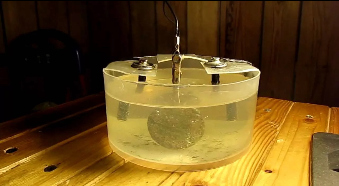 Электрохимическая чистка монет весьма интересный, но небезопасный способ удаления налета ииокислов с монеты. Фото из сети