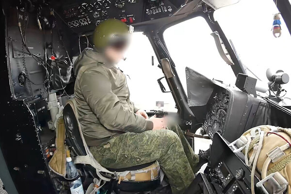 Летчик в кабине вертолета радиоэлектронной борьбы ВКС России / ЦОС ФСБ РФ/ТАСС