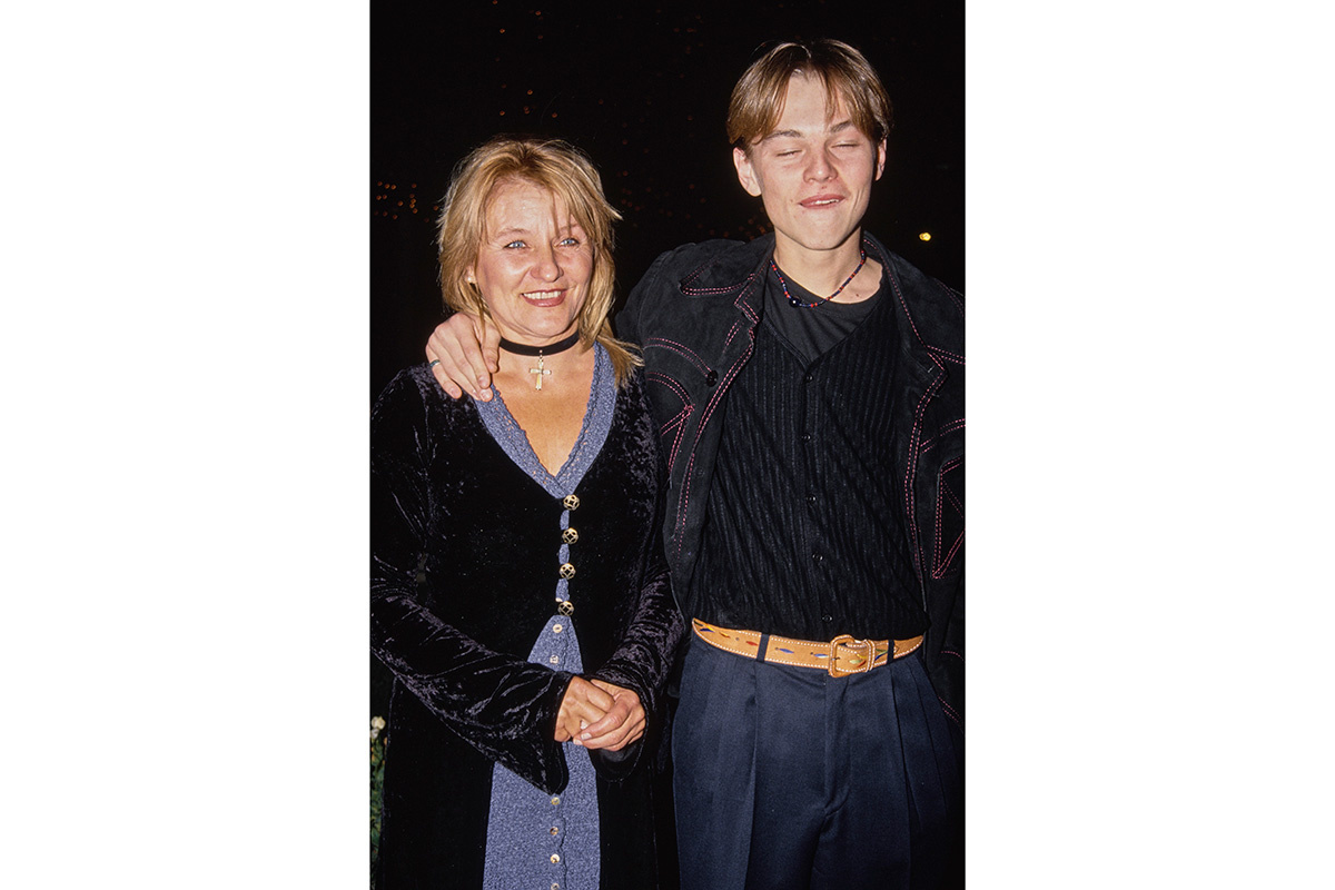 Vinnie Zuffante / Getty Images📷Леонардо Ди Каприо с мамой Ирмелин Инденбиркен на премьере фильма «Что гложет Гилберта Грейпа». 12 декабря 1993 года