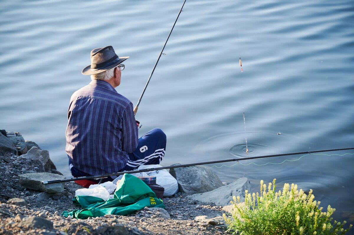 Пожилой рыбак на озере Лиси © photo: Sputnik / Stringer