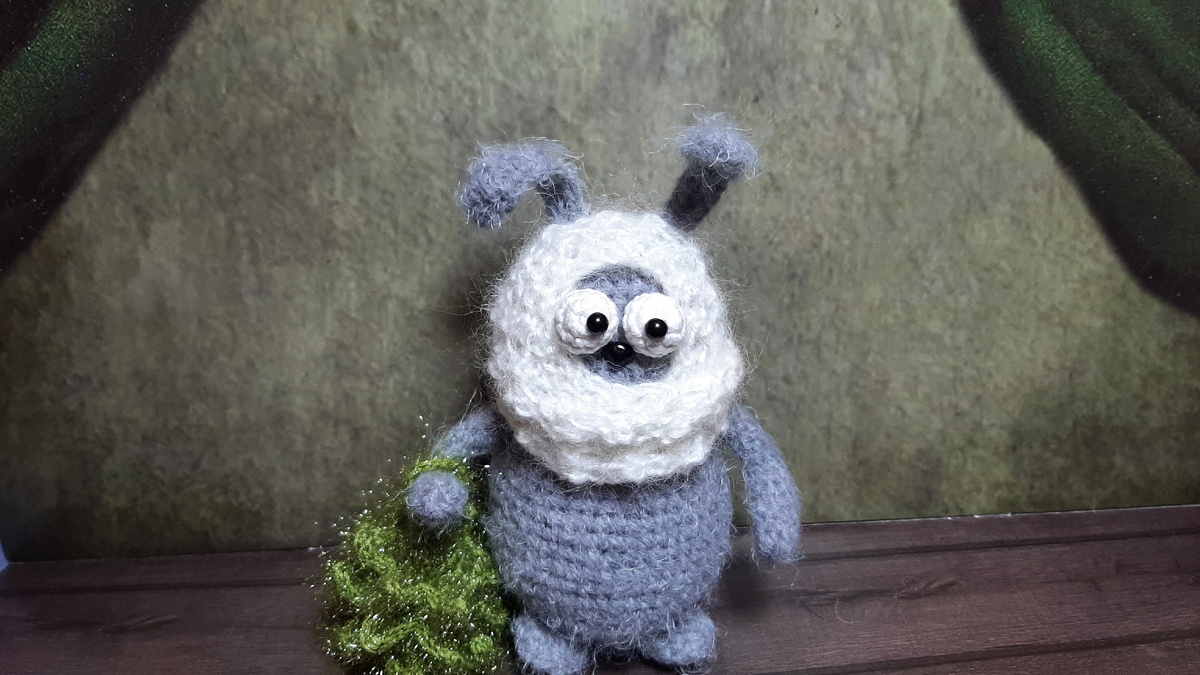 Такой зайка получился у меня  при вязании по данному описанию.