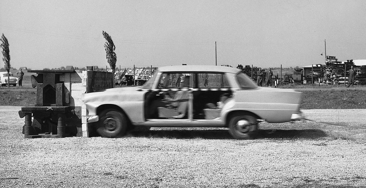 Фотография первого краш-теста Mercedes-Benz W110