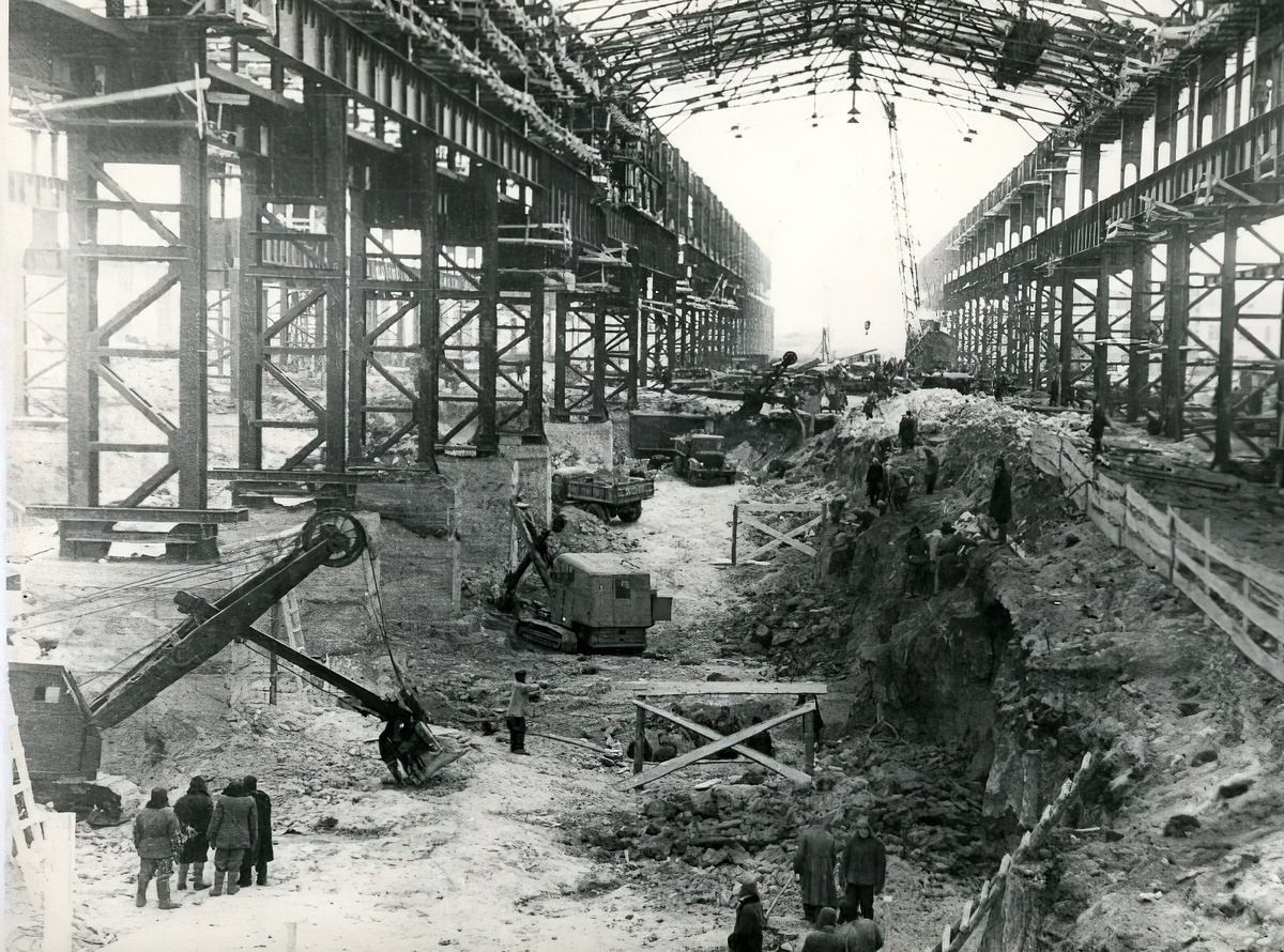 На фото: Рабочие строят завод в условиях первых пятилеток.
