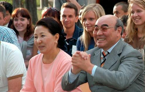 Аскар Акаев с женой Майрам. Фото с сайта rg.ru