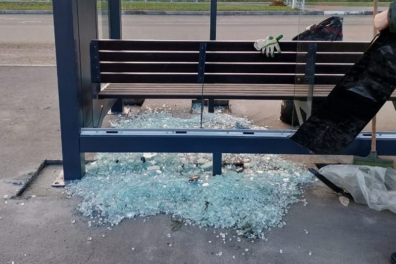    Инцидент произошел в минувшие выходные на улице Солнечной. Неизвестные хулиганы разбили одно стекло в новой остановке.