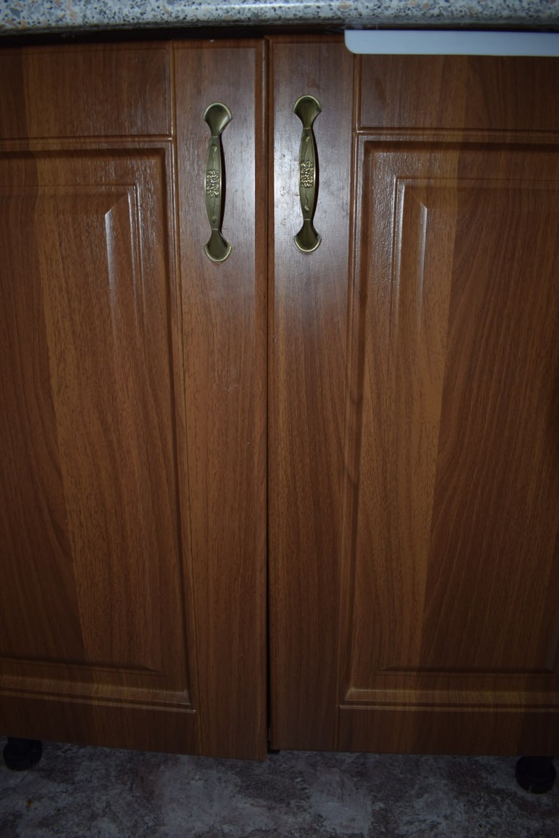 Перекошенная левая дверь упирается в правую