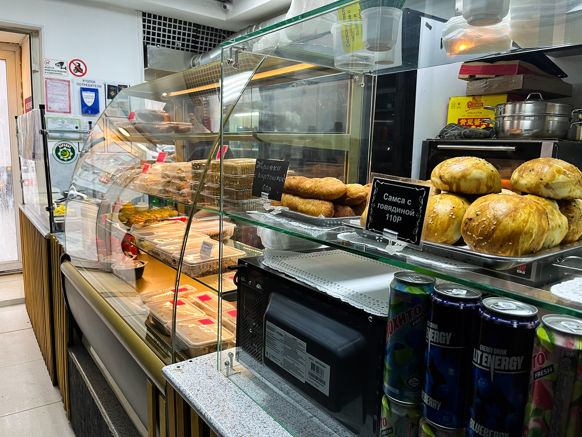 Витрины с десертами, пирожками и самсой →