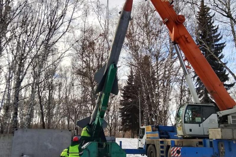    Управление культуры Челябинска / Ракеты убирают с мемориала "Скорбящие матери"