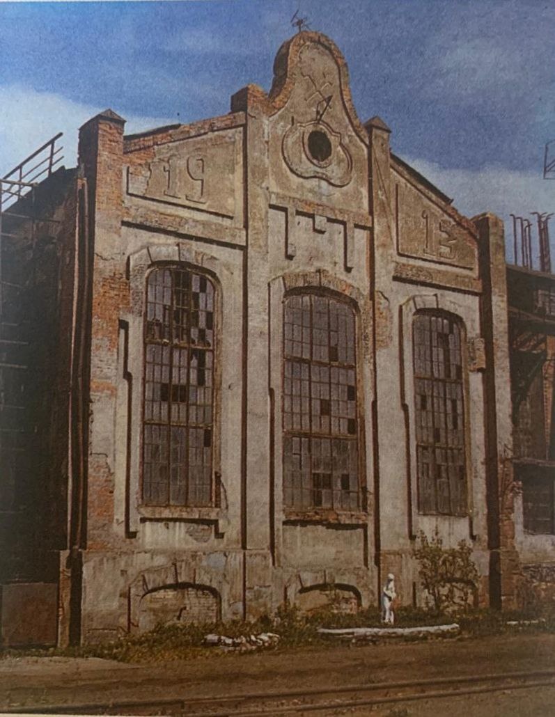 Скульптура «Женщина с детьми» у здания электростанции. Завод им. В.В. Куйбышева. 