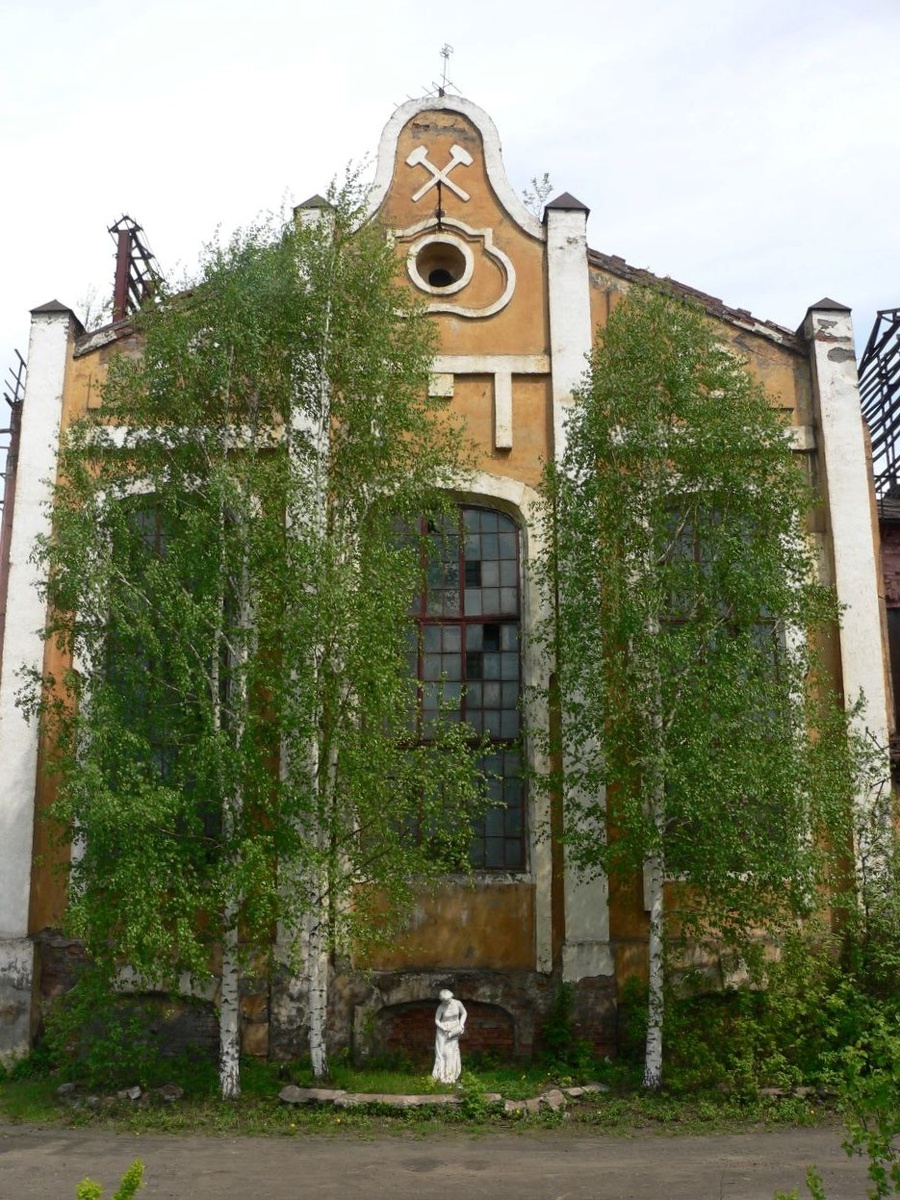 Скульптура «Женщина с детьми» у здания заводской электростанции.