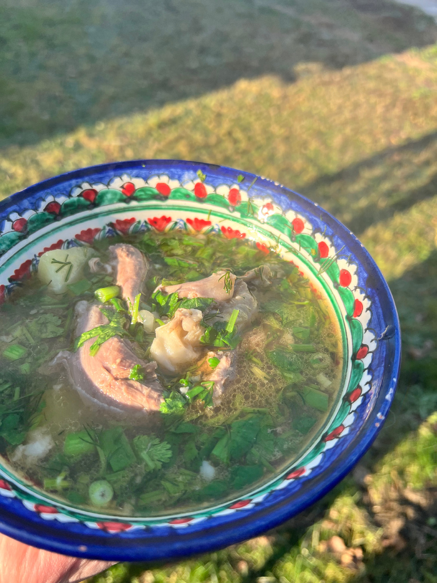 Шурпа готовилась в казане на дровах на даче 