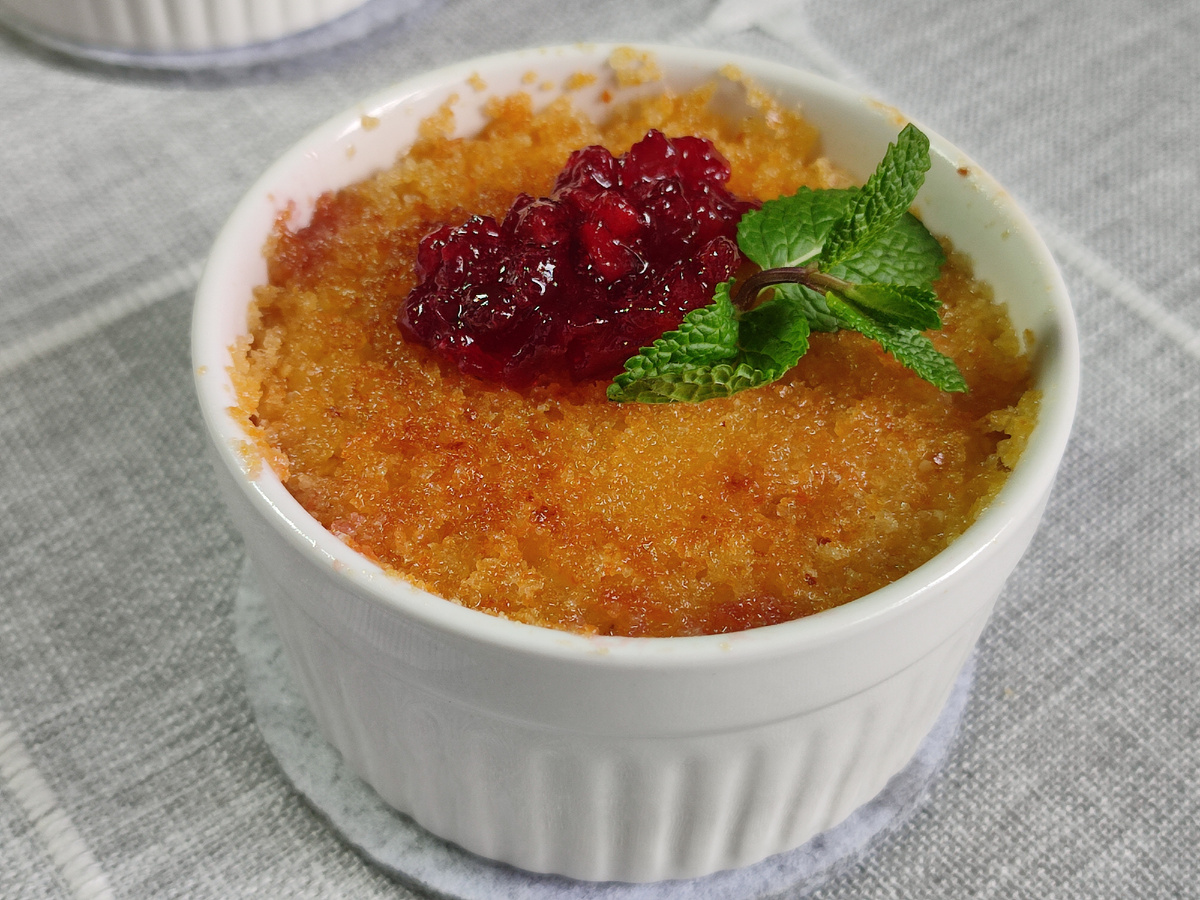 Хрустящая корочка со вкусом хорошего сливочного масла, брусничное варенье и сама каша с миндальной крошкой, достойны хорошего ресторана!