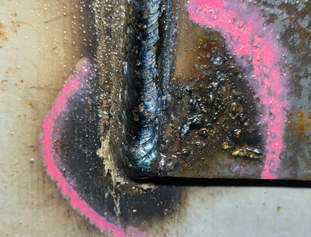 В целом шов хороший, плотный. Но наличие брызг и шлака делает его негодным.