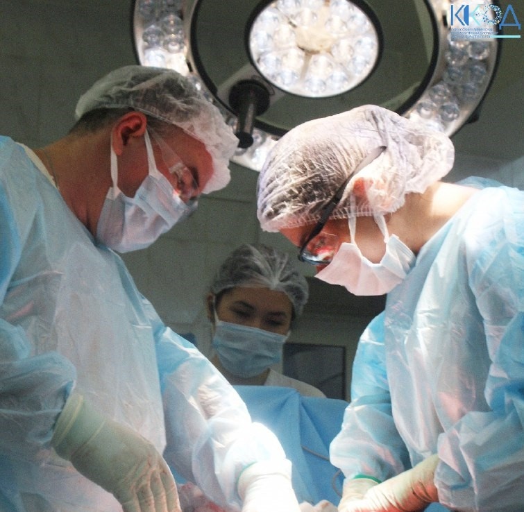 Анатолий Сохарев и Мансура Ходжахова удаляют огромную опухоль