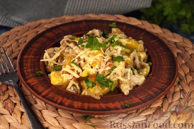 картофель, шампиньоны, лук репчатый, чеснок, сыр твёрдый, масло растительное, соль, перец чёрный молотый